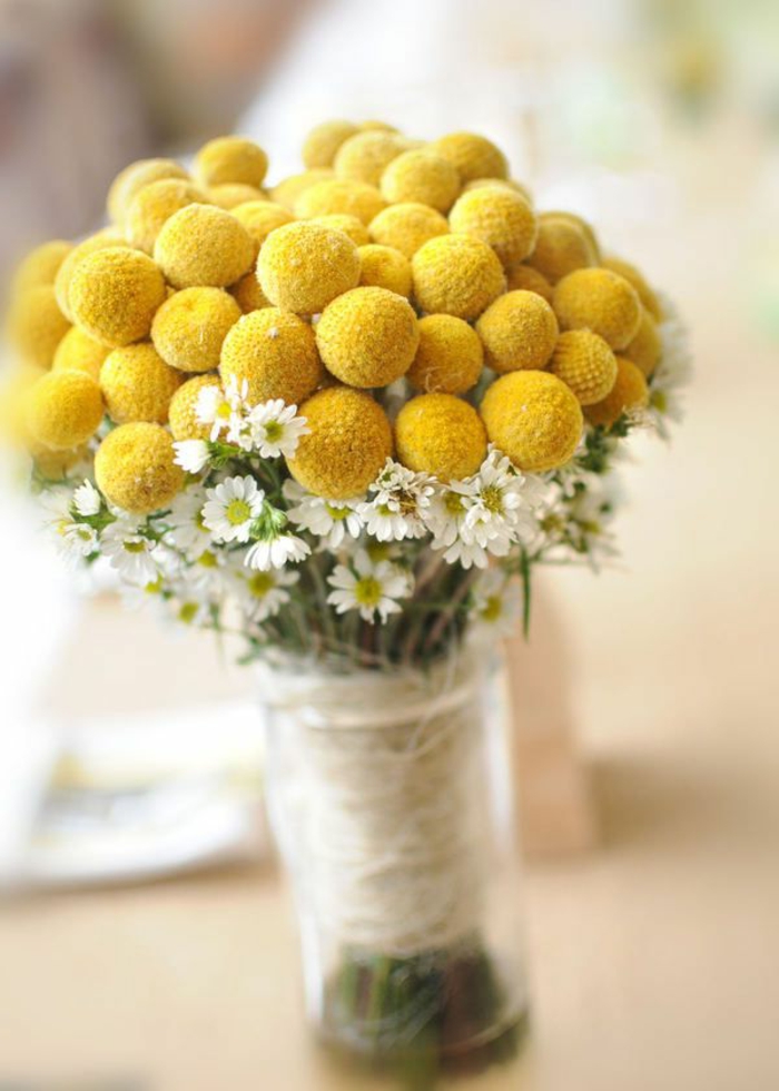 0-décorer-son-salon-fleurs-jaunes-et-blanches-un-joli-bouquet-de-fleurs