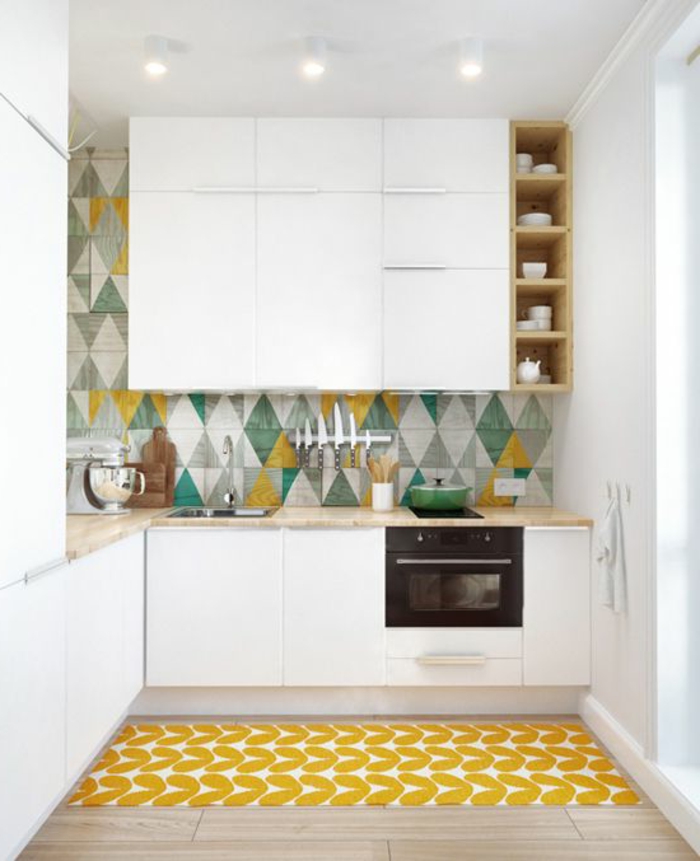 0-une-jolie-cuisine-avec-meubles-en-bois-dans-la-cuisine-moderne-cuisines-blanches-tapis-jaune-carrelage-coloré