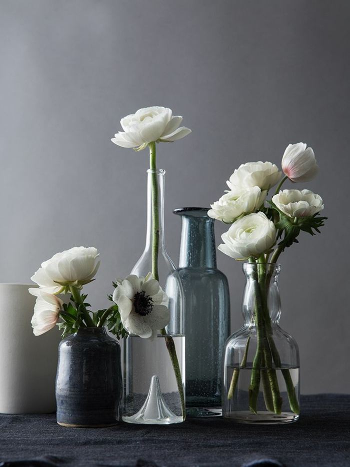 0-une-jolie-decoration-pour-le-salon-moderne-avec-murs-gris-fleurs-blanches-pour-decorer-le-salon