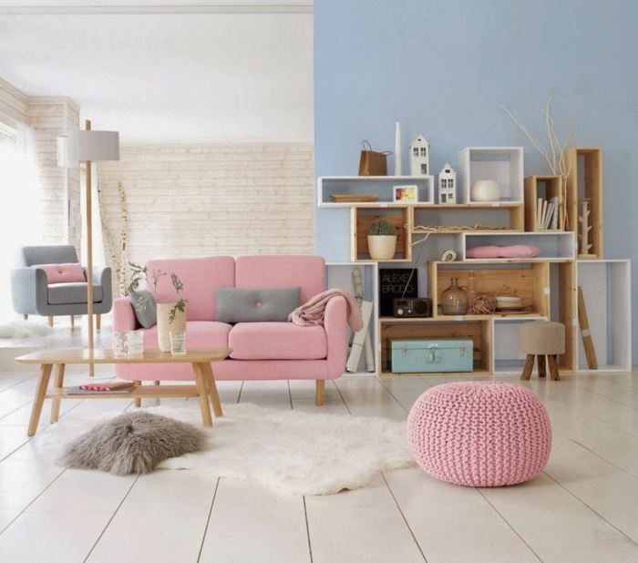 00-comment-bien-décorer-le-salon-sol-un-parquet-clair-fauteuil-rose-mur-bleu-et-cube-de-rangement-en-bois