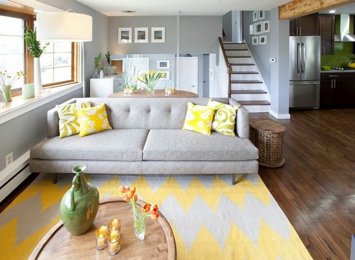 00-comment-bien-décorer-le-salon-sol-un-parquette-en-bois-foncé-et-tapis-jaune-gris