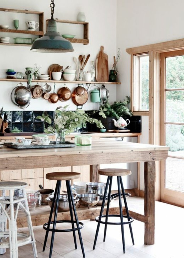 1-adopter-le-style-feng-shui-pour-votre-cuisine-moderne-table-en-bois-massif-bois-clair-plantes-d-intérieur