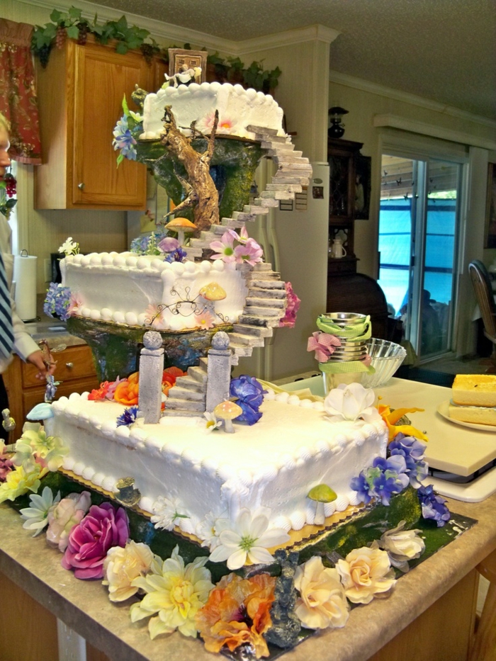 1-alice-gâteau-Alice-au-pays-des-merveilles-Disney-dessin-animé-inspiration-gâteau-mariage