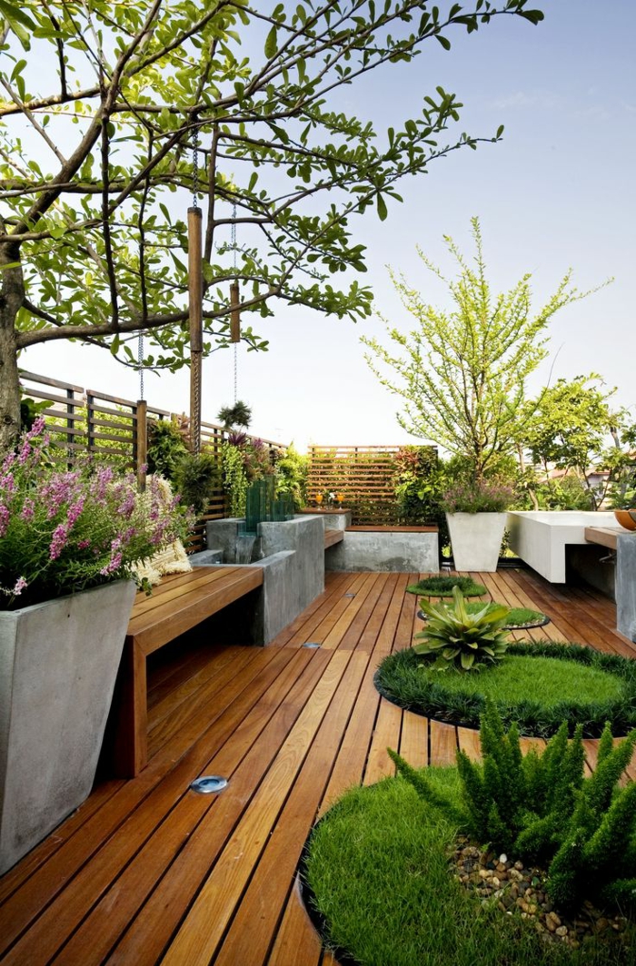 1-aménager-sa-terrasse-sol-avec-planchers-en-bois-pelouse-verte-dans-le-jardin