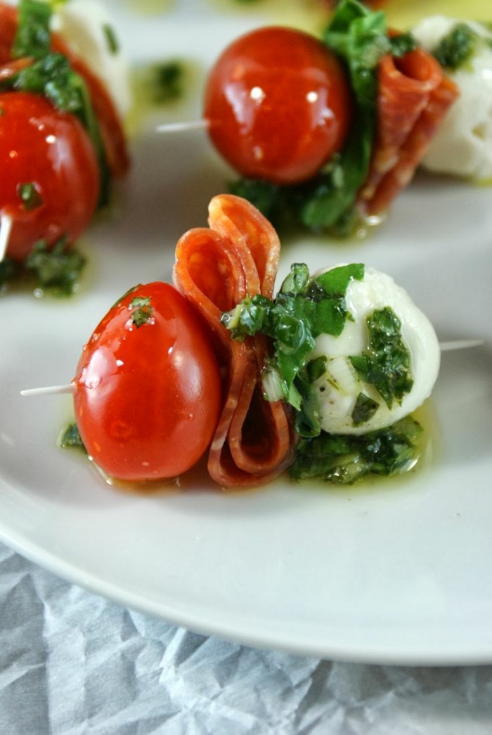 1-brochette-avec-tomates-proshutto-fromage-dressing-idée-entrée-froide-pour-la-table
