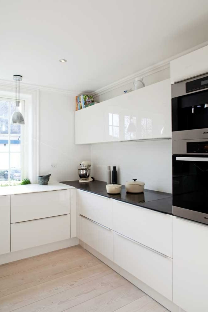 1-cuisine-blanche-laquée-pas-cher-maison-contemporaine-avec-meubles-laqués-et-sol-en-parquet