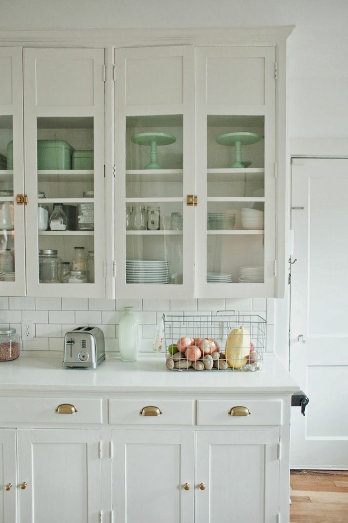 1-cuisine-de-style-rustique-cuisine-blanche-laquéе-avec-meubles-rétro-blanc