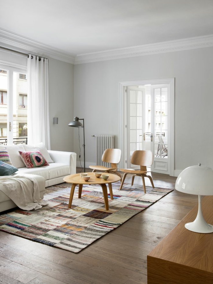 1-deco-nordique-avec-meuble-suedois-et-tapis-scandinave-tapis-coloré-sol-en-bois-foncé