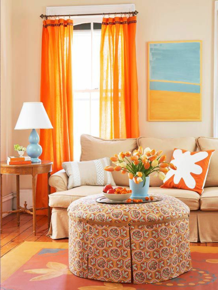 1-fenetre-orange-avec-rideau-voilage-orange-et-canapé_beige-avec-table-de-salon-tabouret
