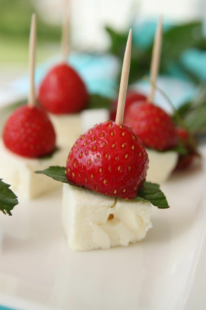 1-fraises-rouges-avec-fromage-entrees-froides-idée-originale-pour-la-table-fete