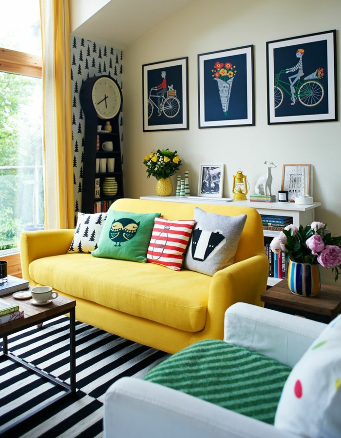 1-housse-de-coussin-60x60-pour-un-canapé-jaune-situé-dans-le-salon-tapis-à-rayures-blanches-noires