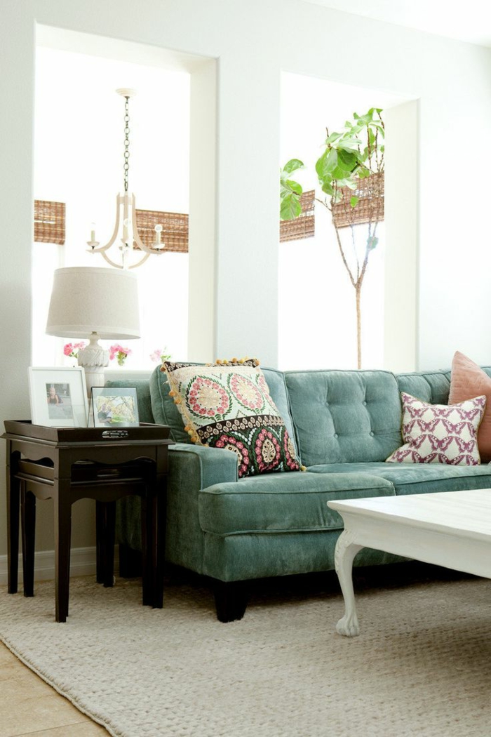 1-idee-deco-sejour-canapé-bleu-dans-la-salle-de-séjour-avec-coussins-de-canapés-et-plantes-vertes