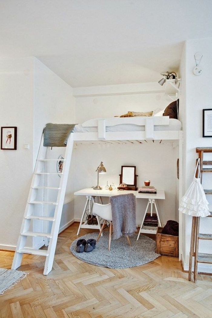 1-joli-chambre-à-coucher-avec-un-lit-supperposé-gain-de-place-sol-en-parquette-clair