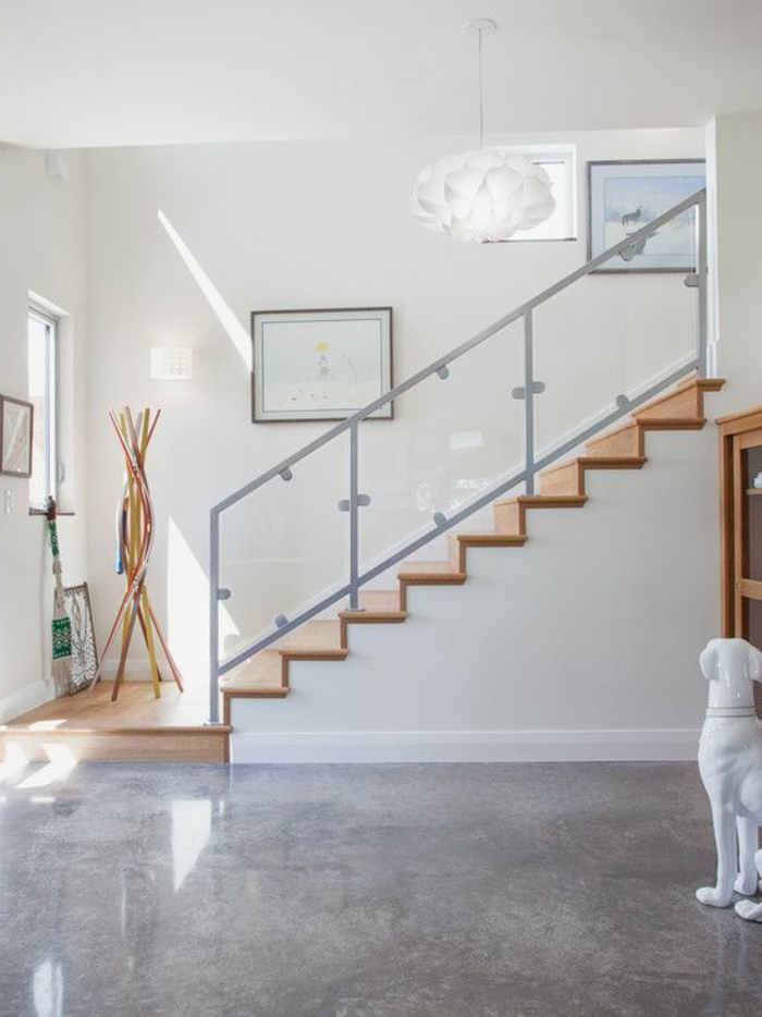 1-joli-couloir-minimaliste-avec-sol-en-beton-decoratif-ciré-gris-et-escalier-en-bois