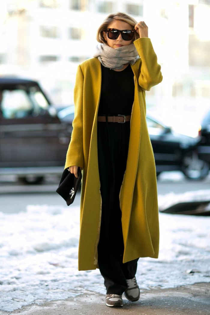 1-joli-manteau-long-femme-beige-avec-combishort-noir-pour-l-hiver-lunettes-de-soleil-marrons