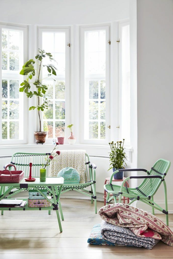 1-joli-salon-avec-meuble-en-bambou-laqué-de-couleur-vert-et-bleu-avec-parquet-clair