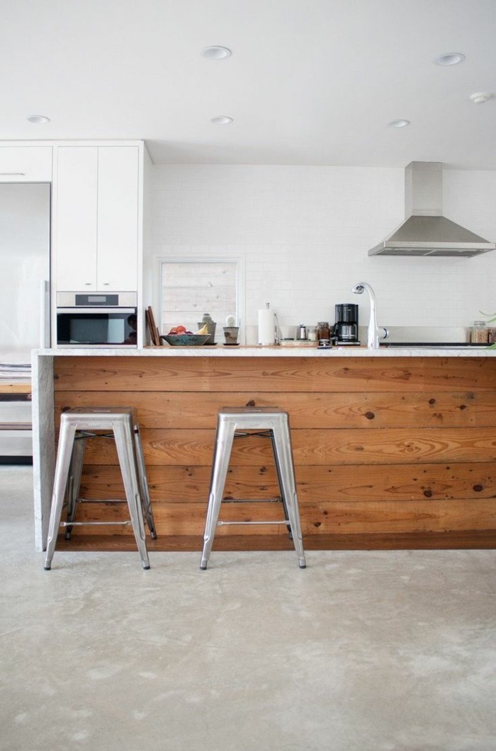 1-jolie-cuisine-avec-sol-en-béton-ciré-gris-et-bar-de-cuisine-en-bois-avec-un-chaise-de-bar-gris