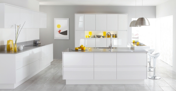 1-jolie-cuisine-blanche-laquéе-murs-gris-sol-en-carrelage-gris-meuble-en-bois-blanc