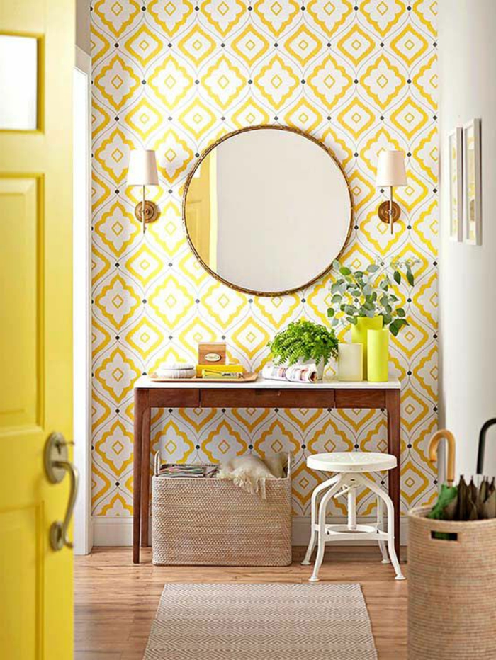 1-jolie-entrée-pleine-de-lumière-avec-papier-peint-géométrique-jaune-et-miroir-rond