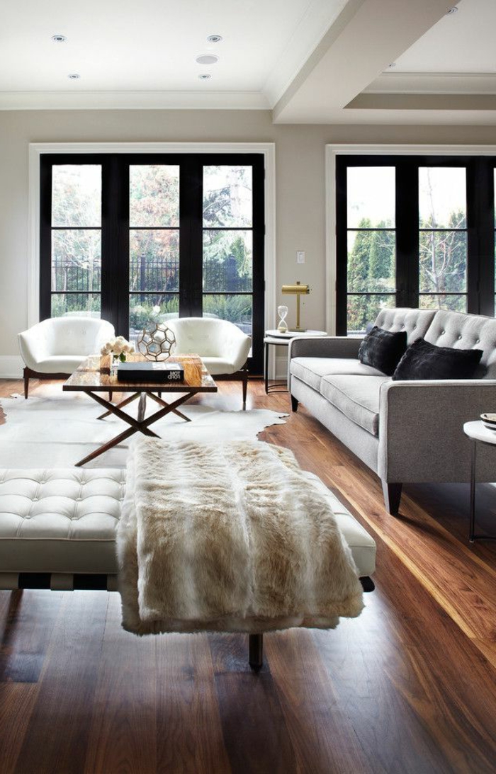 1-le-salon-de-style-moderne-avec-parquette-foncé-canapé-gris-et-parquette-en-bois