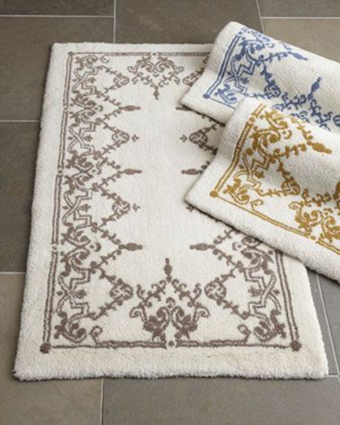 1-le-tapis-de-salle-de-bain-blanc-à-motifs-interessants-et-colorés-avec-carrelage-gris-pour-la-salle-de-bain