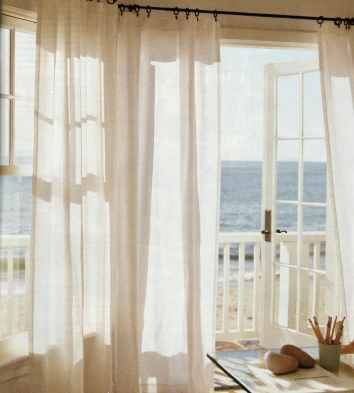 1-les-rideaux-voilages-dans-la-salle-de-séjour-avec-une-vue-vers-la-plage