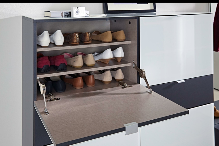 1-meuble-a-chaussure-ikea-gris-pour-le-couloir-moderne-murs-beiges-en-bois-pour-vos-chaussures