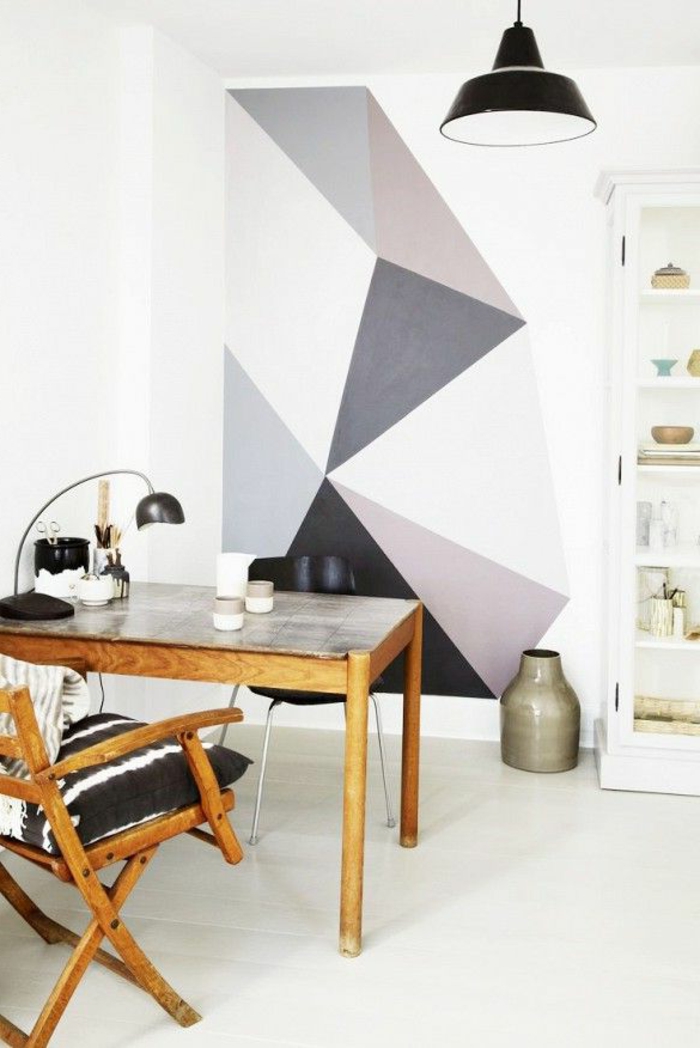 1-papier-peint-geometrique-blanche-et-noir-dans-la-salle-de-séjour-moderne-meubles-en-bois