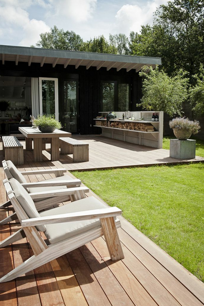 1-pour-bien-aménager-sa-terrasse-une-chaise-en-bois-clair-et-pelouse-verte