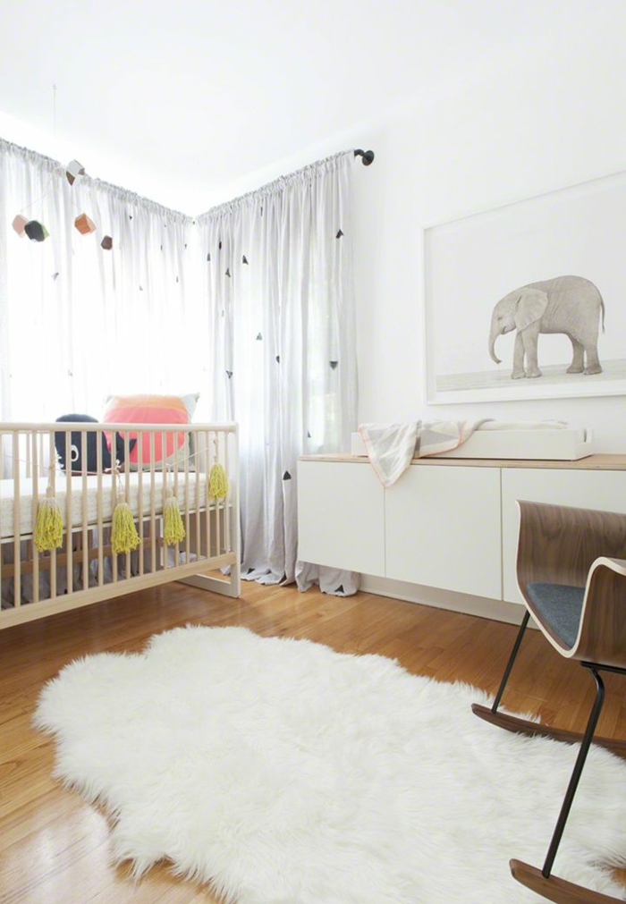 1-rideau-occultant-enfant-blanc-dans-la-chambre-bébé-avec-un-lit-en-bois-pour-bébé