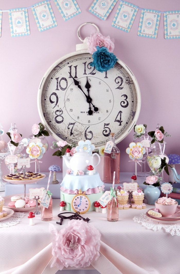 1-rose-party-fille-alice-au-pays-des-merveilles-Disney-déco-anniversaire-fille-princesse-horloge-vintage
