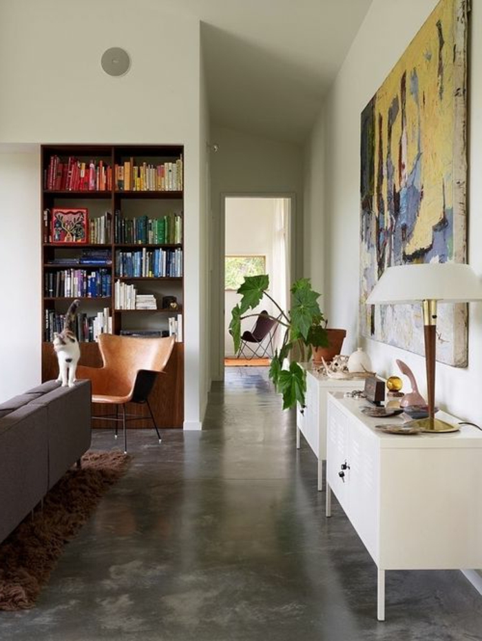 1-salon-avec-sol-en-béton-ciré-et-plante-verte-d-intérieur-murs-blancs-et-meuble-blanc