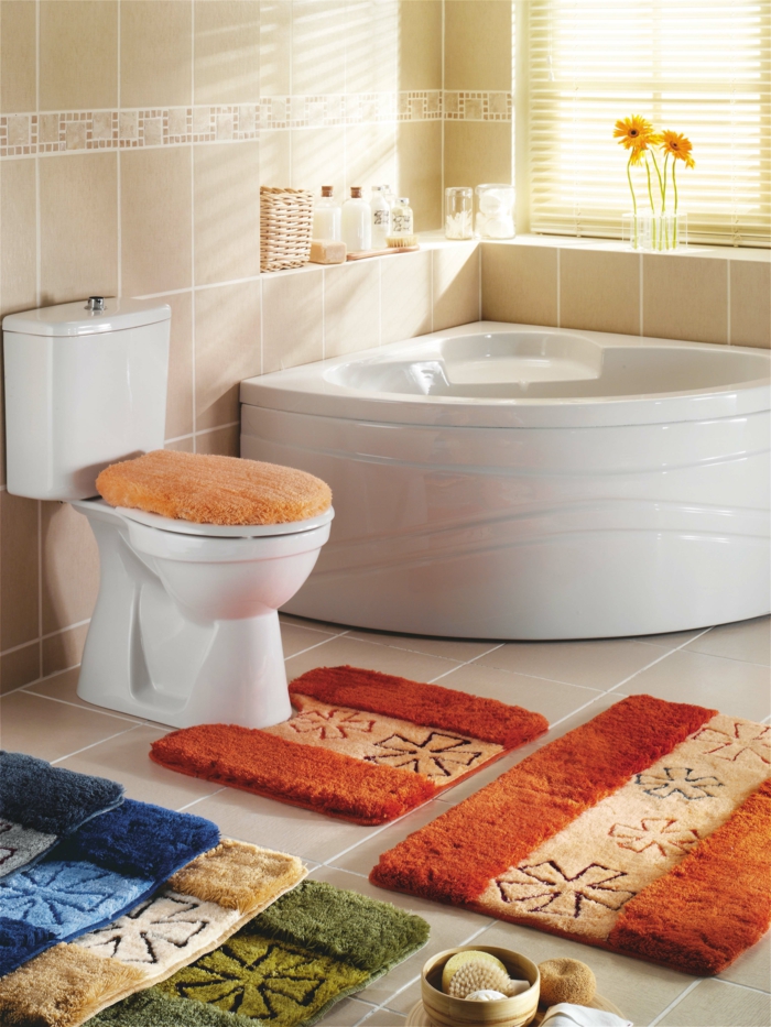 1-tapis-de-douche-coloré-pour-la-salle-de-bain-avec-carrelage-beige-et-baignoir-blanc