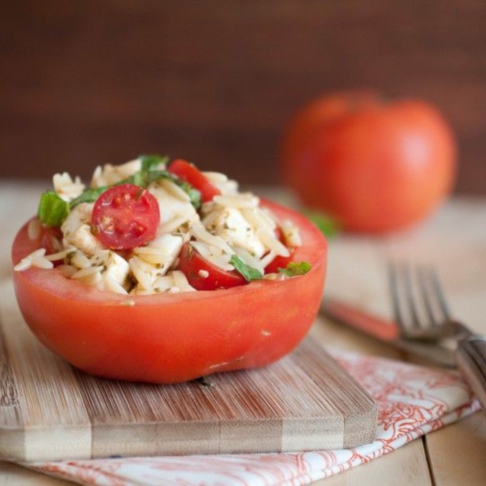 1-tomate-plein-de-legumes-pour-une-entrée-froide-originale-et-rapide-pour-la-table