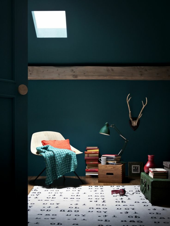 1-un-joli-salon-avec-murs-de-couleur-bleu-foncé-avec-un-tapis-beige-à-motifs