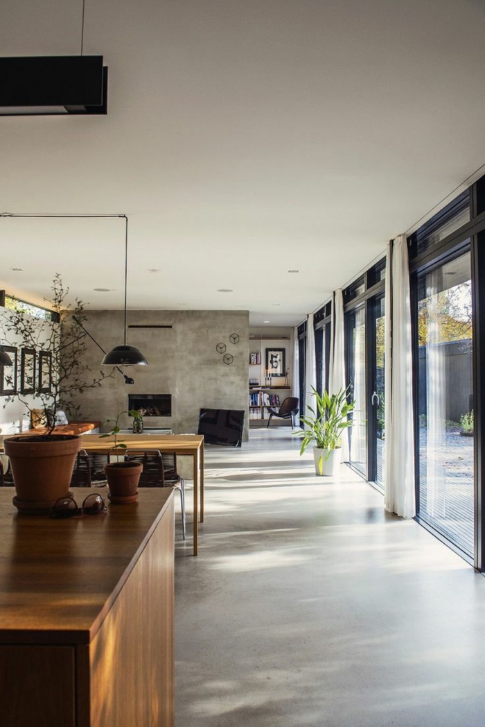 1-un-joli-sol-en-béton-ciré-gris-pour-le-salon-contemporain-avec-un-intérieur-gris-et-portes-coulissantes