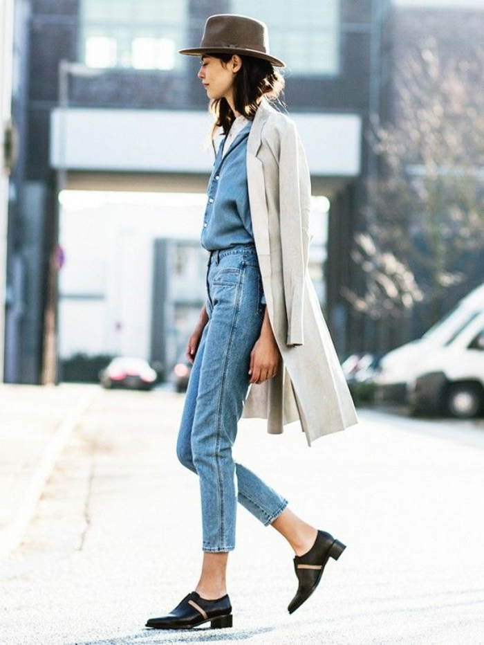 1-une-vision-élégante-femme-mode-denim-chaussures-noires-manteau-long-femme-beige
