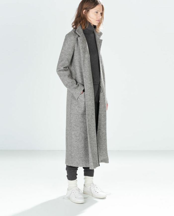 1-veste-matelassée-femme-gris-avec-sneakers-blancs-manteau-gris-tendances-de-la-mode-femme