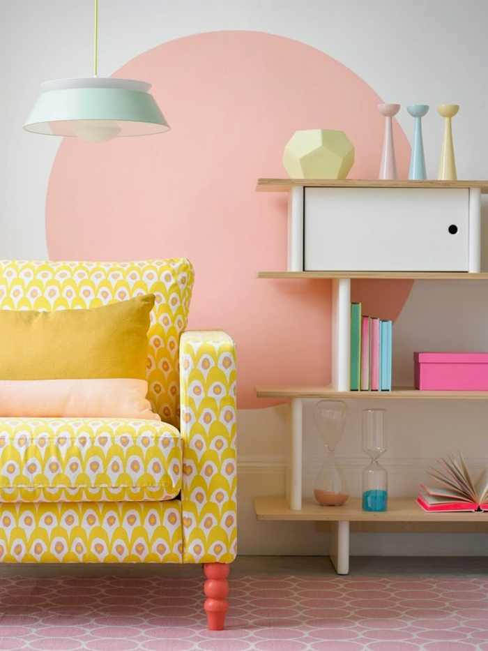 11-salon-avec-une-jolie-decoration-murale-joli-canapé-jaune-dans-le-salon-avec-meubles-d-interieur