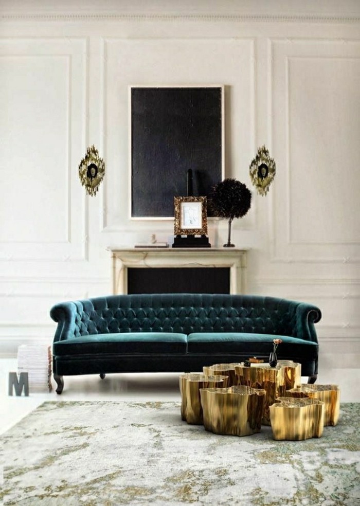 2-idee-deco-sejour-avec-un-fauteuil-de-salon-bleu-foncé-avec-murs-blancs-et-cheminée-d-intérieur