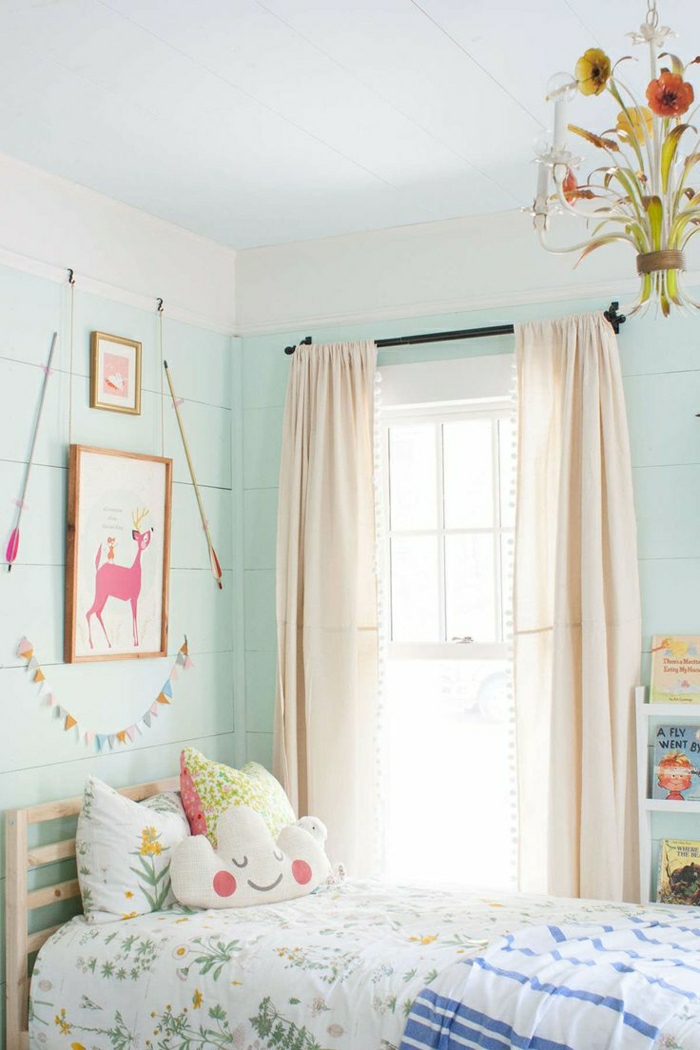 2-rideau-enfant-pas-cher-beiges-dans-la-chambre-fille-avec-murs-bleu-rideaux-beiges
