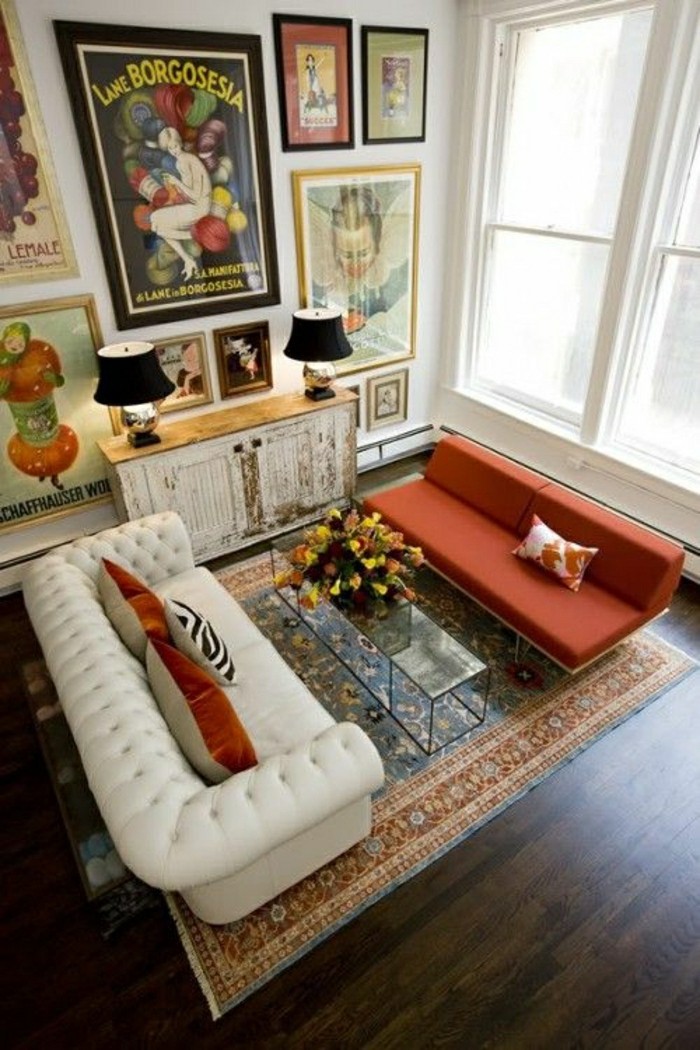 2-salon-avec-parquet-foncé-avec-fauteuil-gris-et-orange-table-de-salon-en-verre-tapis-coloré