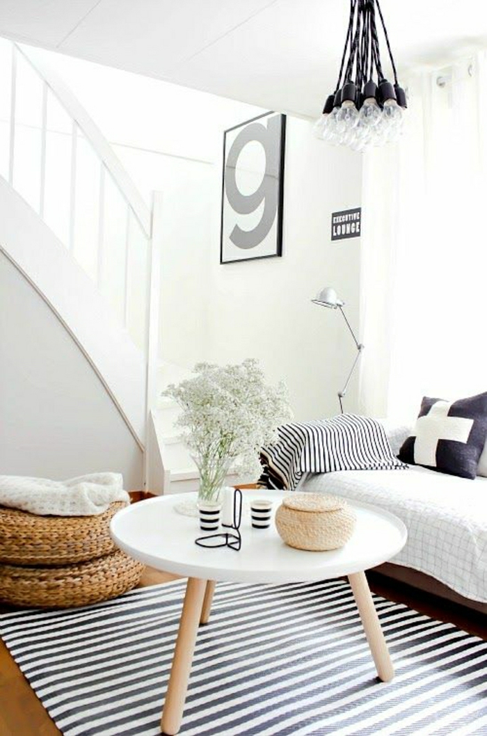 2-un-joli-salle-de-séjour-avec-tapis-à-rayures-blanches-noirs-intérieurs-scandinaves-avec-meuble-norvegien