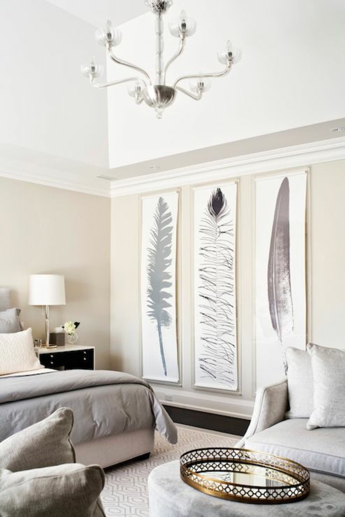 3-chambre-à-coucher-triptyque-peintures-avec-plume-lustre-originale-lit-fauteuil-blanc-et-gris-déco-stylée