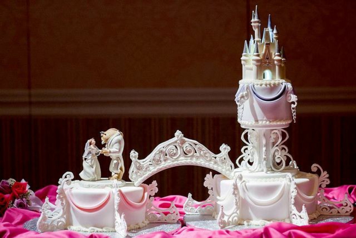 3-gâteau-de-mariage-thématique-des-gâteaux-originales-de-mariage-idées-déco-fête-célébrer-avec-La-Belle-et-la-Bête-grand-tarte