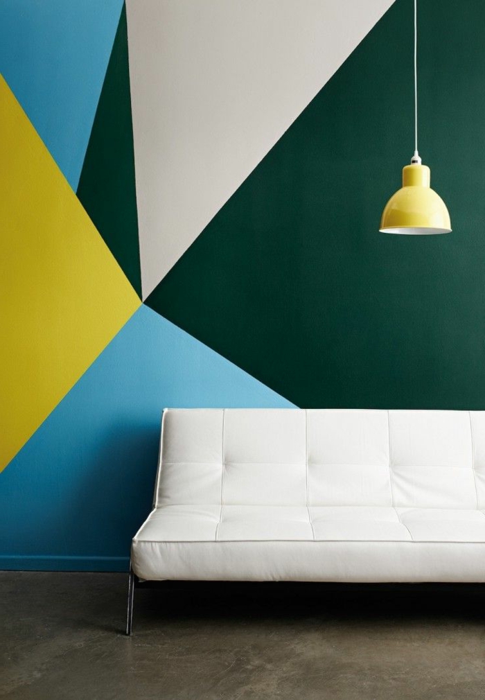 3-les-dernières-tendances-dans-l-aménagement-contemporain-un-canape-blanc-peintures-murales-colorés