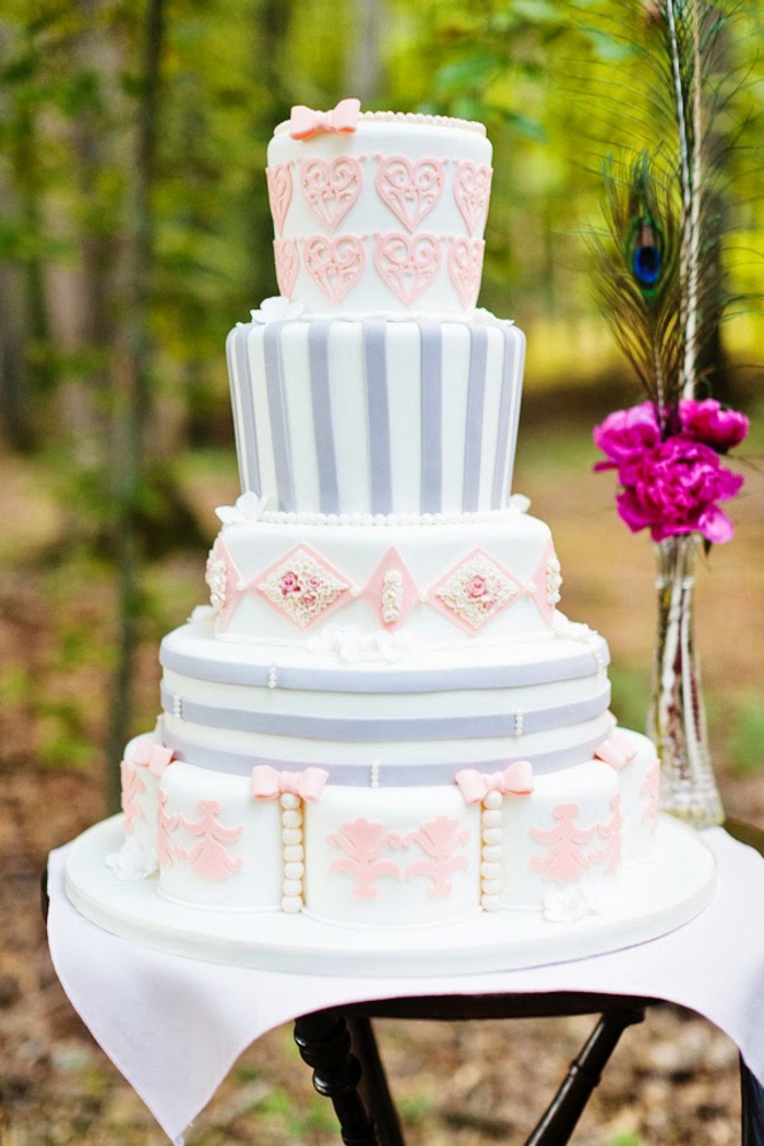 30rose-blanc-et-violet-belle-Alice-au-pays-des-merveilles-Disney-dessin-animé-gâteau-mariage