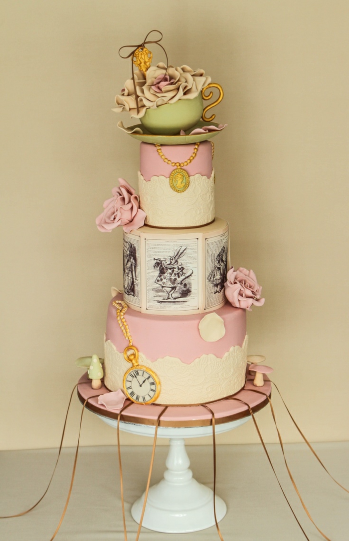 Alice-au-pays-des-merveilles-Disney-dessin-animé-gâteau-inspiré-rose-et-bllanc