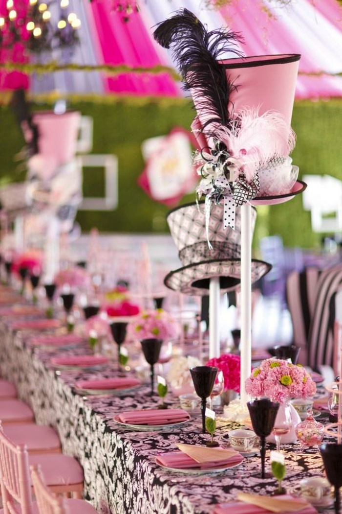 Les-personnages-Alice-au-pays-des-merveilles-disney-décoration-table-de-mariage-rose-chapeaux