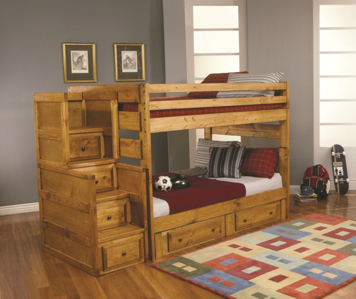 amenagement-petite-chambre-d-enfant-avec-lit-d-enfant-en-bois-et-tapis-coloré